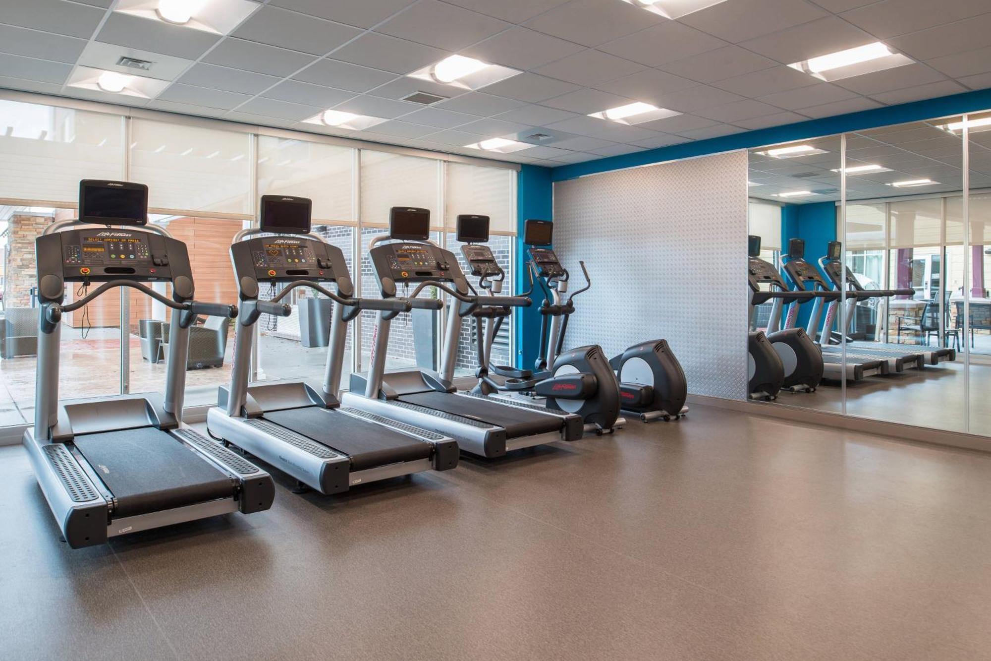 Hotel By Marriott St. Louis Westport 3*