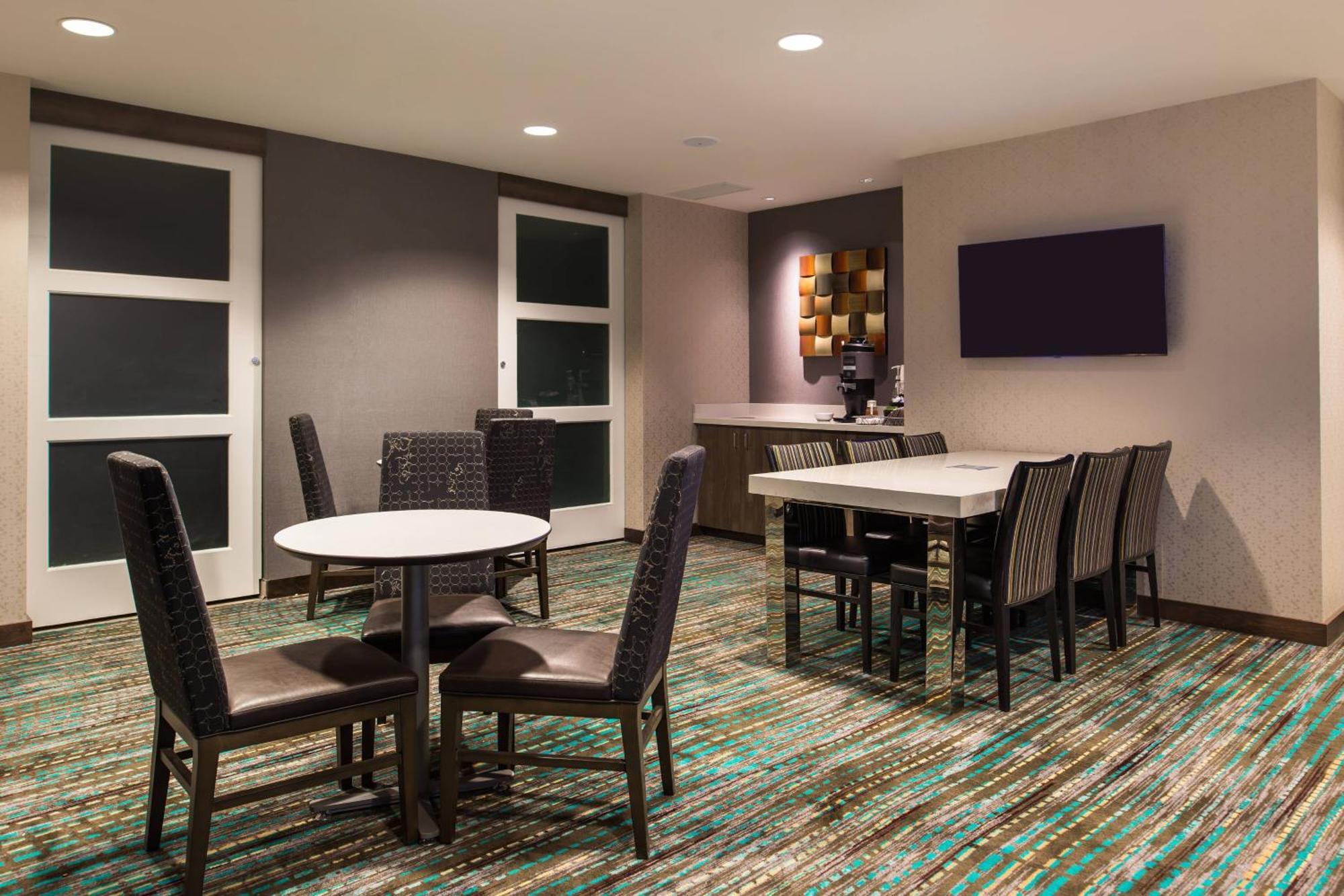 Hotel By Marriott St. Louis Westport